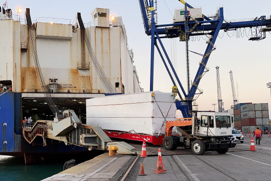 현대글로비스 자동차 운반선에 화력 발전설비가 선적되고 있는 모습.<현대글로비스 제공>